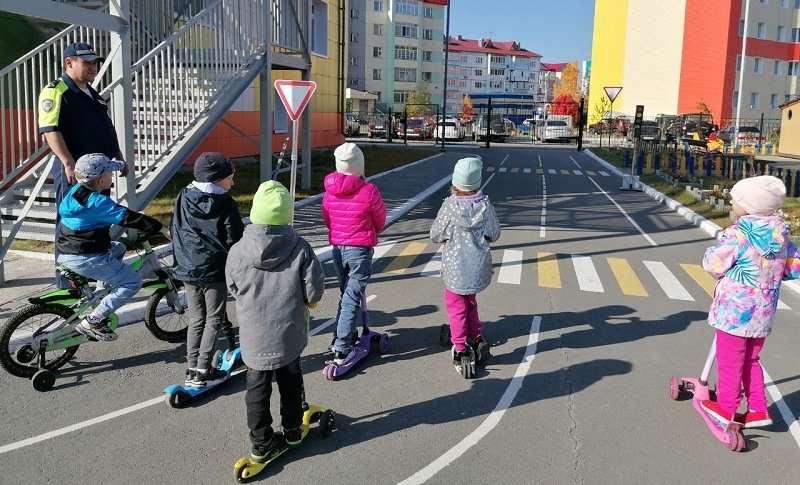Сотрудники Госавтоинспекции Губкинского провели игру по дорожной безопасности для воспитанников детского сада